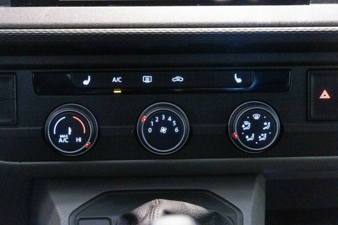 volkswagen-transporter-diesel-2023-big-19