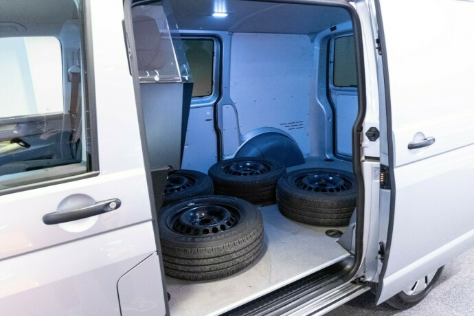 volkswagen-transporter-diesel-2023-big-6