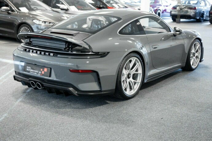 porsche-911-bensin-2025-big-2