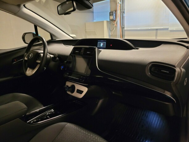 toyota-prius-plug-in-petrol-2018-big-14