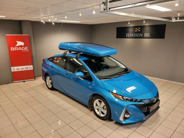 toyota-prius-plug-in-petrol-2018-big-1