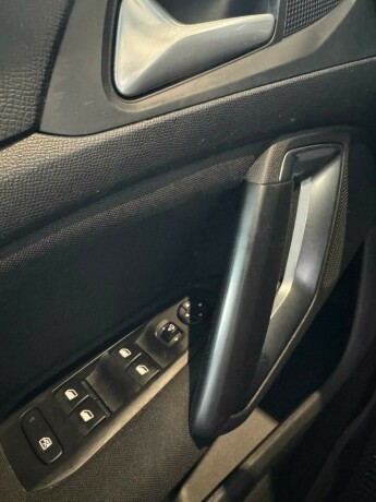 peugeot-308-bensin-2017-big-18