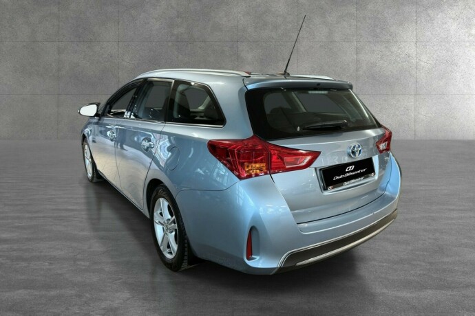 toyota-auris-elektrisitetbensin-2014-big-4