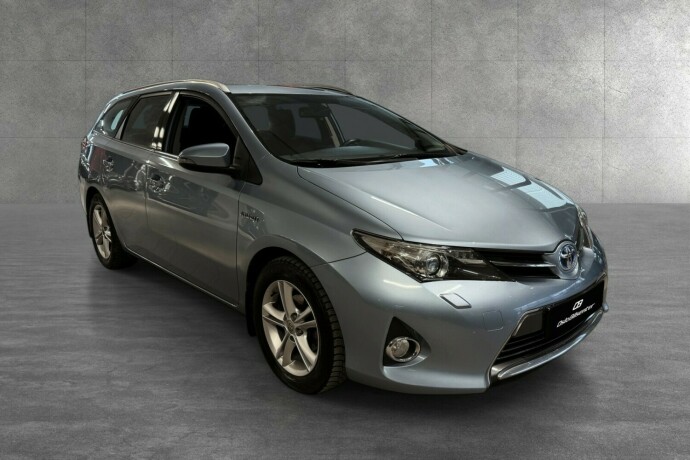toyota-auris-elektrisitetbensin-2014-big-1
