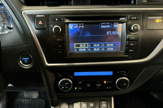 toyota-auris-elektrisitetbensin-2014-big-21