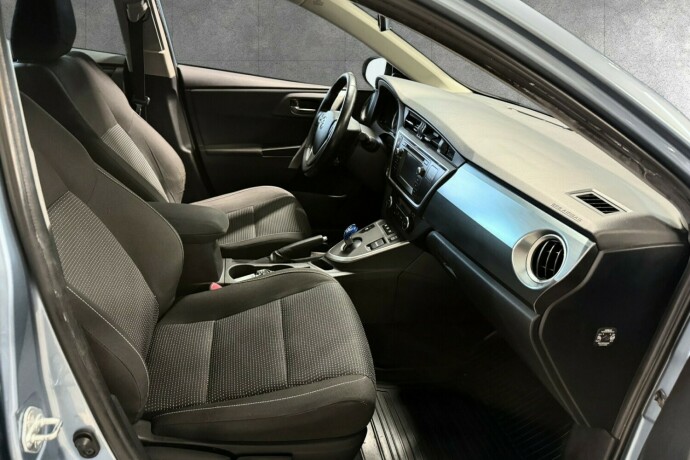 toyota-auris-elektrisitetbensin-2014-big-16