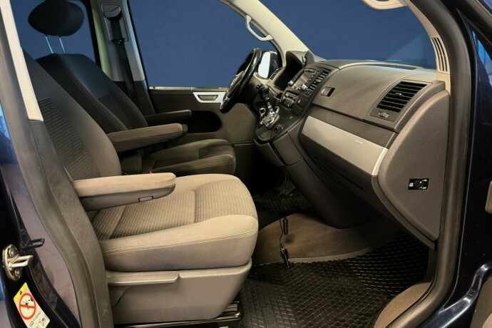 volkswagen-multivan-diesel-2011-big-12