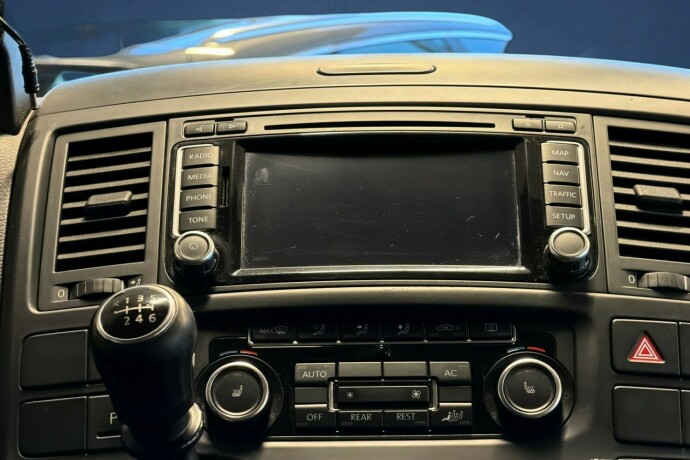 volkswagen-multivan-diesel-2011-big-18