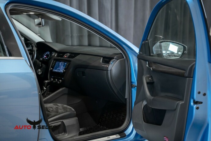 skoda-octavia-scout-diesel-2015-big-18