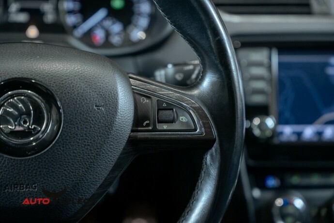 skoda-octavia-scout-diesel-2015-big-32