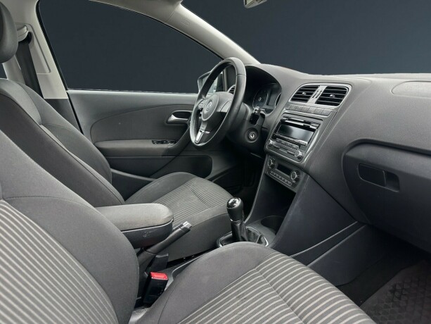 volkswagen-polo-bensin-2013-big-11