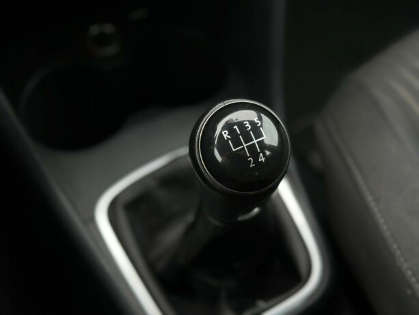 volkswagen-polo-bensin-2013-big-17