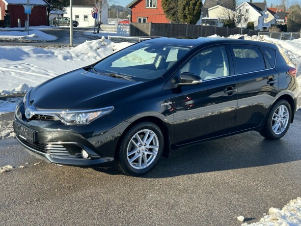 toyota-auris-elektrisitetbensin-2018-big-2