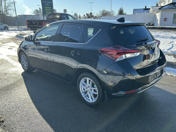 toyota-auris-elektrisitetbensin-2018-big-4