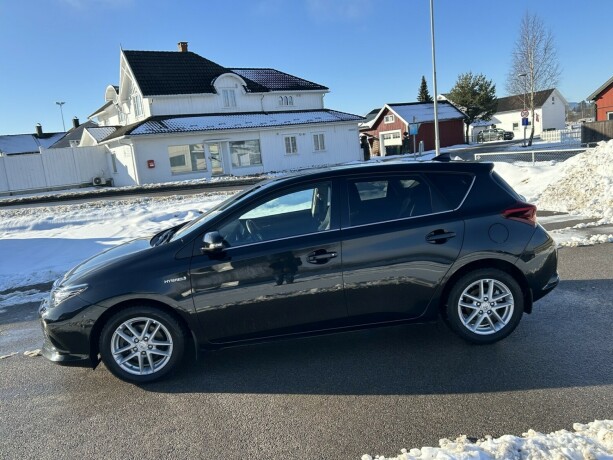 toyota-auris-elektrisitetbensin-2018-big-3