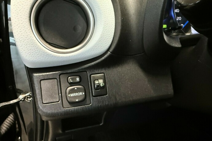 toyota-yaris-bensin-2014-big-20