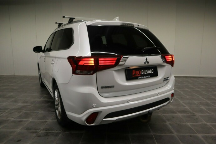 mitsubishi-outlander-elektrisitetbensin-2016-big-1