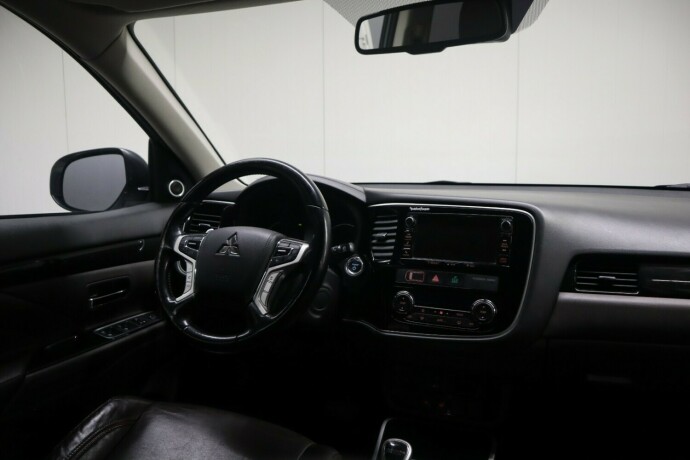 mitsubishi-outlander-elektrisitetbensin-2016-big-15