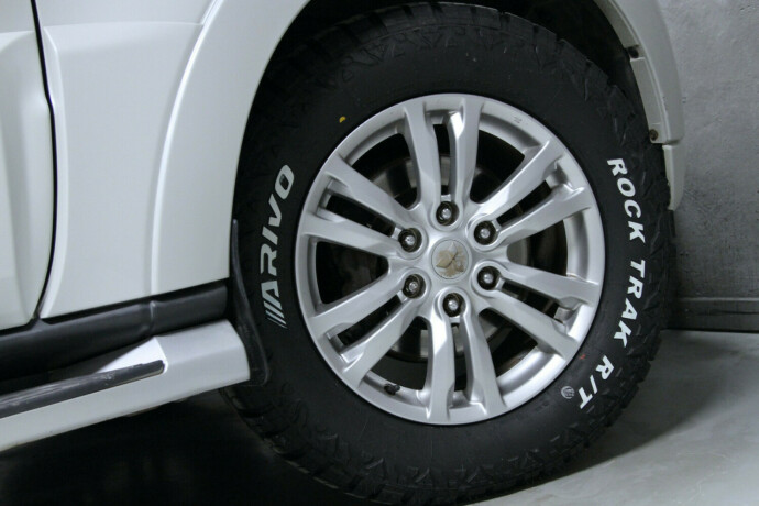 mitsubishi-pajero-diesel-2014-big-31