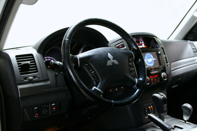 mitsubishi-pajero-diesel-2014-big-15