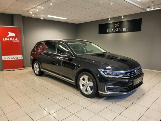 volkswagen-passat-plug-in-petrol-2018-big-1