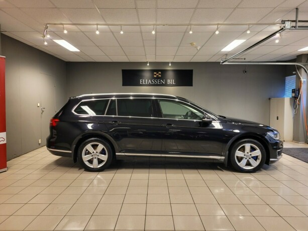 volkswagen-passat-plug-in-petrol-2018-big-3