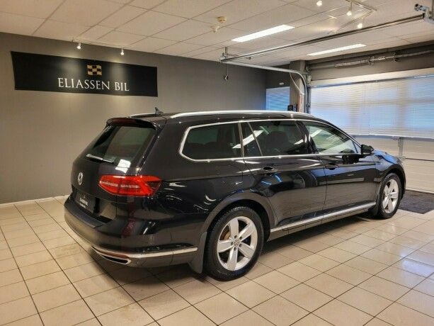 volkswagen-passat-plug-in-petrol-2018-big-4