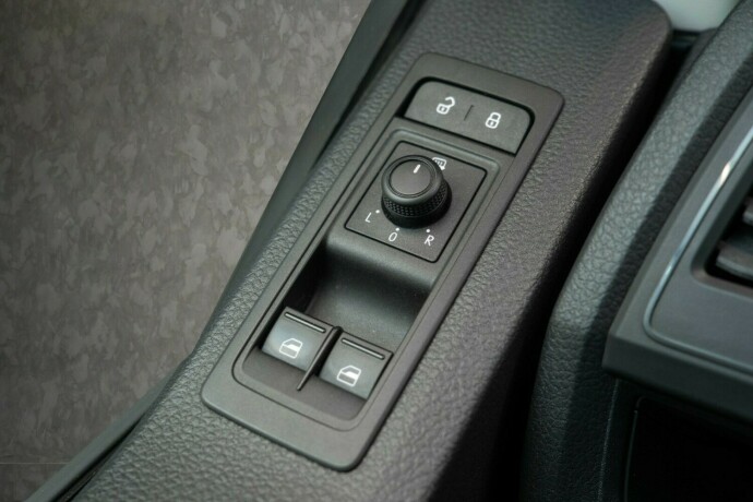 volkswagen-transporter-diesel-2018-big-19