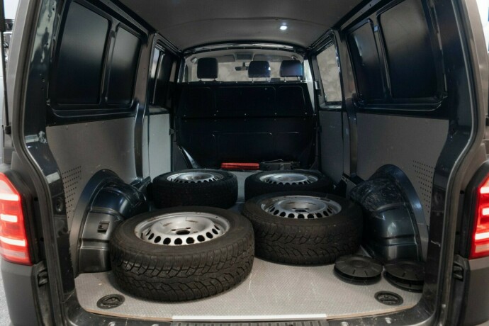 volkswagen-transporter-diesel-2018-big-23