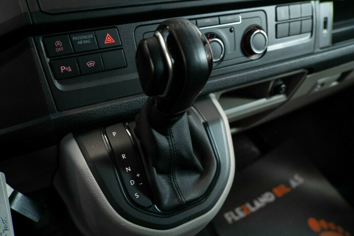 volkswagen-transporter-diesel-2018-big-14