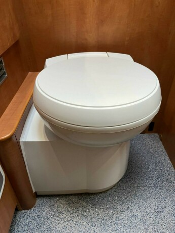 carthago-chic-i47-e-line-2-enkle-senger-senkeseng-alde-diesel-2009-big-72