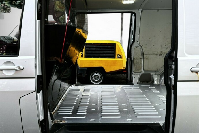 volkswagen-transporter-diesel-2017-big-32