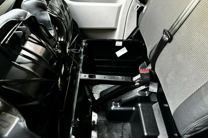 volkswagen-transporter-diesel-2017-big-18