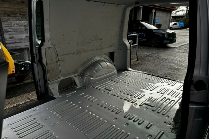 volkswagen-transporter-diesel-2017-big-31