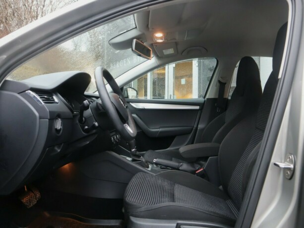 skoda-octavia-bensin-2016-big-6