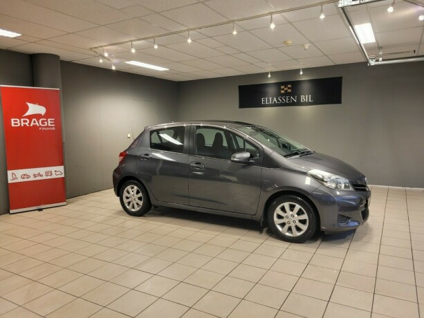 toyota-yaris-bensin-2012-big-2