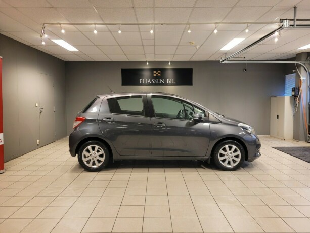 toyota-yaris-bensin-2012-big-3