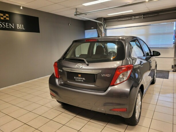 toyota-yaris-bensin-2012-big-5