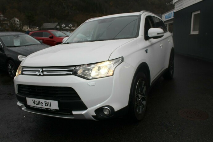 mitsubishi-outlander-elektrisitetbensin-2015-big-1