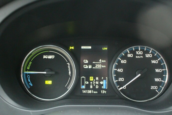 mitsubishi-outlander-elektrisitetbensin-2015-big-16