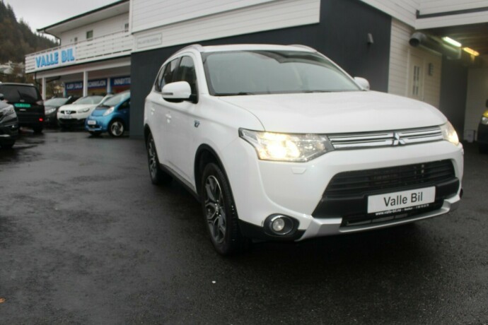 mitsubishi-outlander-elektrisitetbensin-2015-big-0