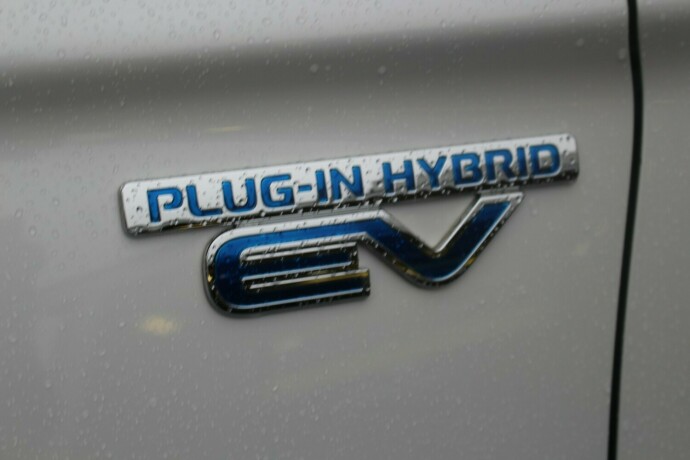 mitsubishi-outlander-elektrisitetbensin-2015-big-2