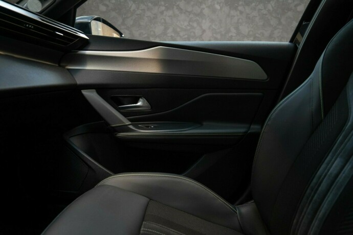 peugeot-308-elektrisitetbensin-2022-big-15
