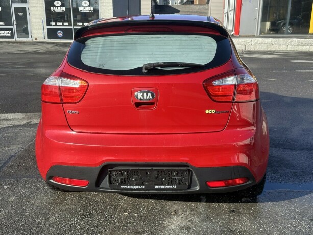 kia-rio-bensin-2013-big-4