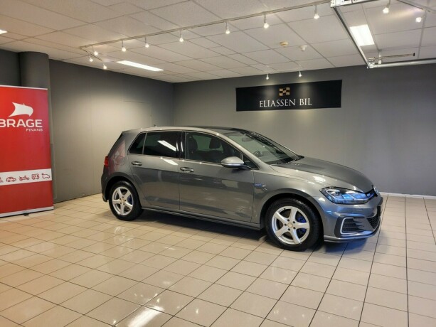 volkswagen-golf-plug-in-petrol-2019-big-3