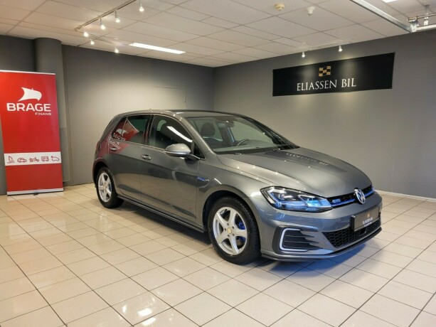 volkswagen-golf-plug-in-petrol-2019-big-1