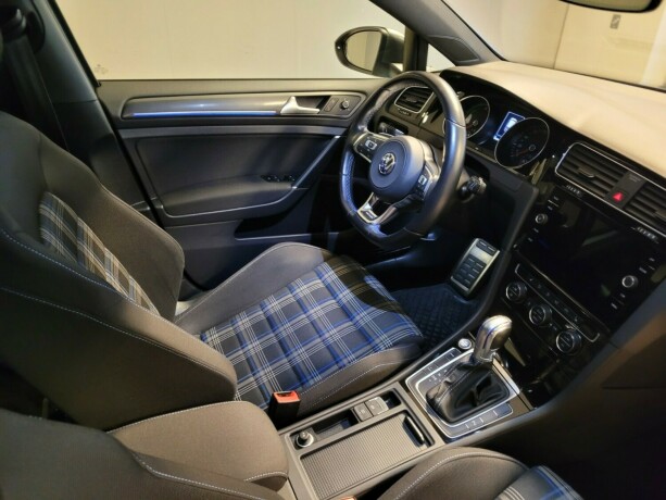 volkswagen-golf-plug-in-petrol-2019-big-15