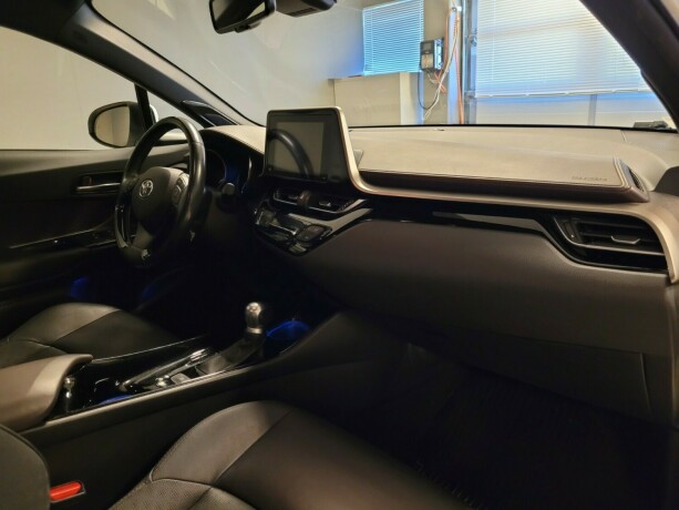 toyota-c-hr-elektrisitetbensin-2017-big-14