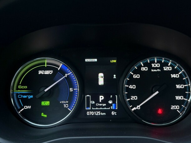 mitsubishi-outlander-elektrisitetbensin-2019-big-16