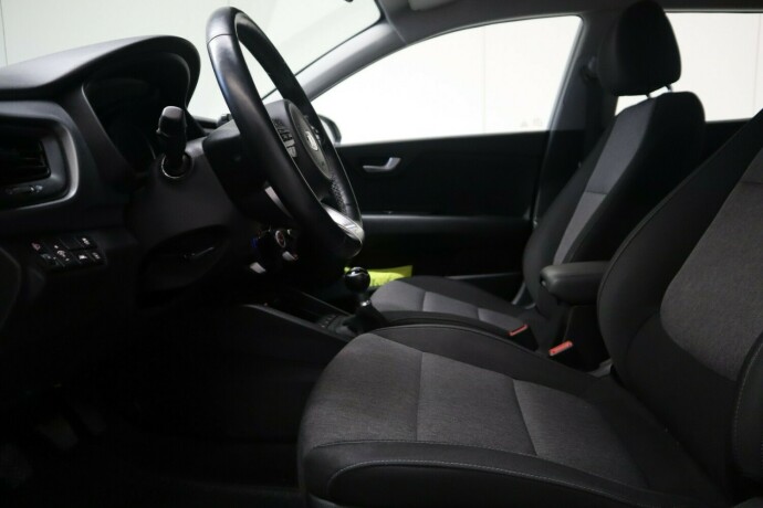 kia-stonic-bensin-2018-big-29